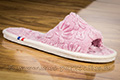 Claquettes semelles confort crêpe velours texturé à fleur parme
