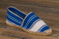 Espadrilles cousues main en toile rayée bleu blanc gris