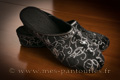 Mules à talon noires et fleurs argentées