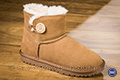 Boots fourrées en cuir chamois velours avec bouton stylé