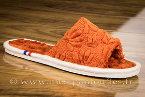 Claquettes semelles confort crêpe velours texturé à fleur orange