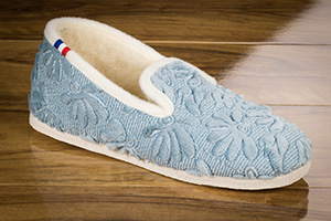 Pantoufles charentaises semelles confort crêpe velours texturé à fleur BLEU CIEL