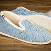 Pantoufles charentaises semelles confort crêpe velours texturé à fleur bleu ciel - 9cmont0128